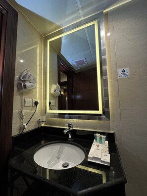 Dusche, kostenlose Toilettenartikel, Haartrockner, Handtücher