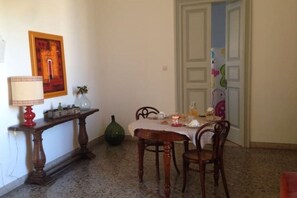 Dining - Apartment with kitchen within walking distance of downtown  (Lecce)