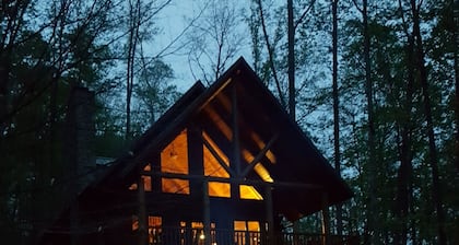 Secluded 3-bedroom cabin on 42 wooded acres with fishing pond, AC, WiFi