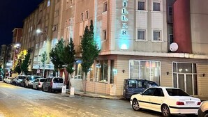 Un hotel con un letrero llamativo que dice 'TEL AMILIER' en la fachada.