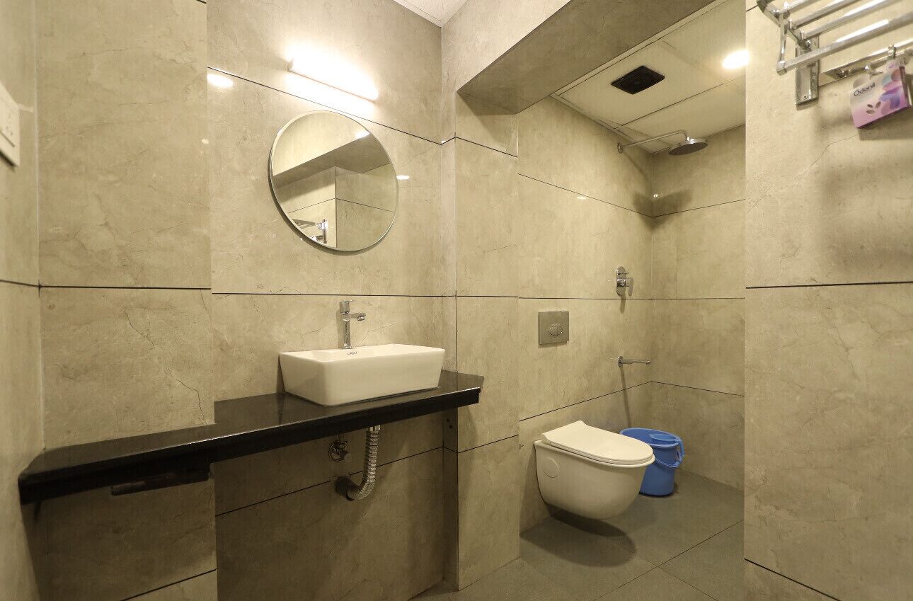 Douche, serviettes fournies, savon