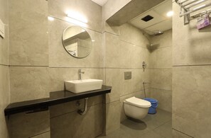 Shower, towels, soap - HOTEL PRESIDENT PARK (Coimbatore)