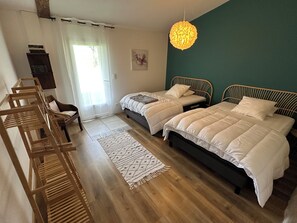 1 soverom, strykejern/-brett, internettilgang og sengetøy