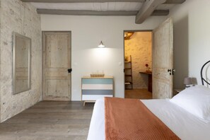 2 bedrooms, iron/ironing board, internet, bed sheets