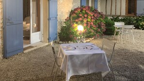 Outdoor dining - Gîte   La Grange du Poutic (Créon-d'Armagnac)
