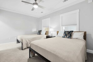 2 slaapkamers, een bureau, een strijkplank/strijkijzer, reisbedje