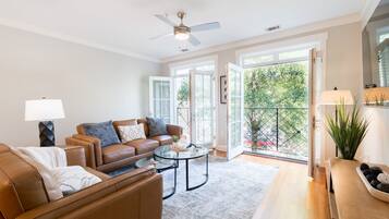 Una televisión, una oficina