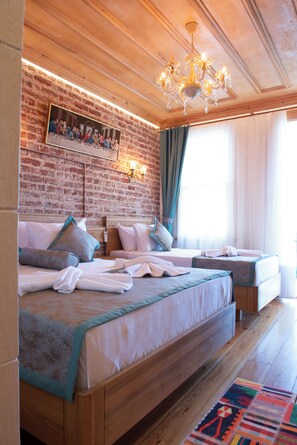 Egyptian cotton sheets, premium bedding, desk, laptop workspace - Eagle's Nest Boutique Hotel (Istanbul)