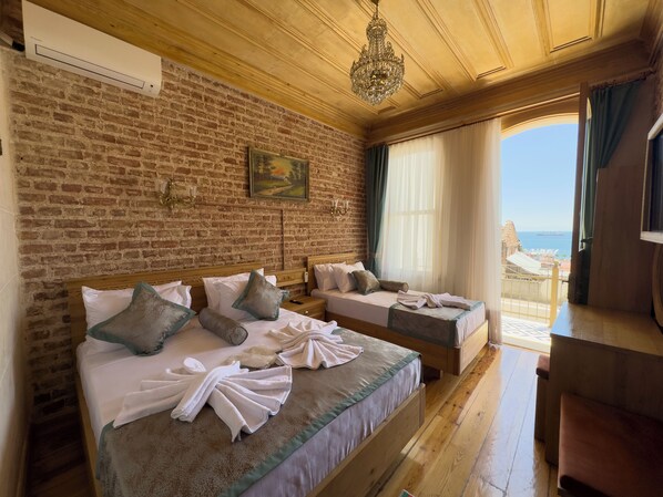 Egyptian cotton sheets, premium bedding, desk, laptop workspace - Eagle's Nest Boutique Hotel (Istanbul)