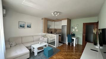 Smart TV, video library, stereo