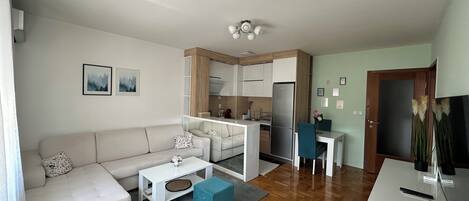 Smart-TV, filmbibliotek og stereoanlegg