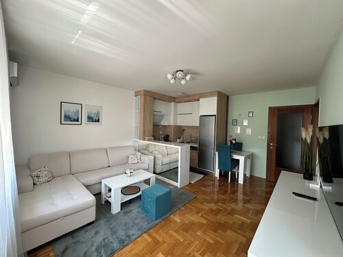 “Cozy Haven & Chic Urban Oasis” 