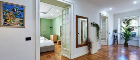 3 Schlafzimmer, Schreibtisch, Bügeleisen/Bügelbrett, Reisekinderbett