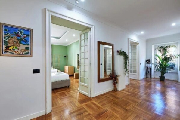 3 Schlafzimmer, Schreibtisch, Bügeleisen/Bügelbrett, Reisekinderbett