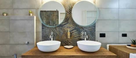 Séchoir à cheveux, bidet, serviettes fournies, savon