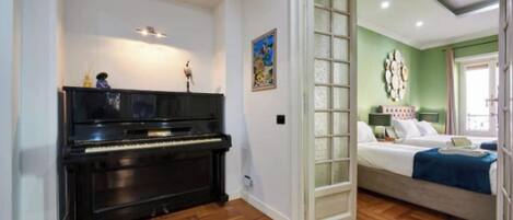 3 Schlafzimmer, Schreibtisch, Bügeleisen/Bügelbrett, Reisekinderbett