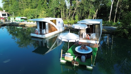 Private spa tub. FLOATING DREAM