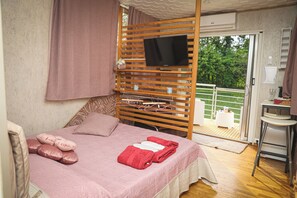 Luxury Mobile Home, Lake View | 1 bedroom, in-room safe, blackout drapes, soundproofing