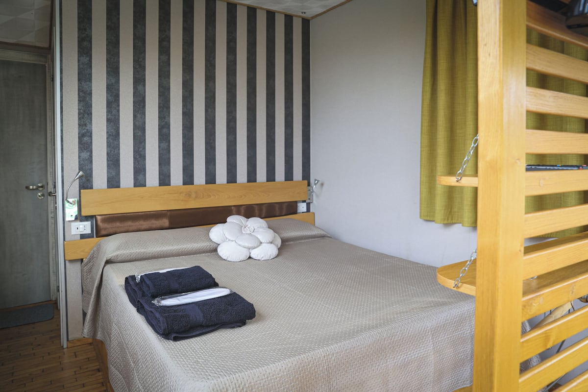 1 bedroom, in-room safe, blackout curtains, soundproofing