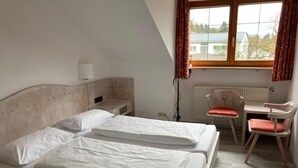 Basic Double or Twin Room | Desk, WiFi (free), bed sheets - Bed and Breakfast Bulligan (Lindau)