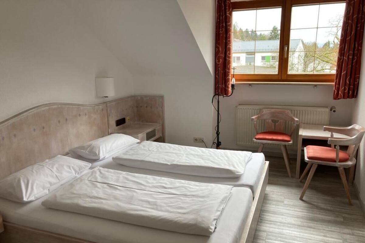 Basic Double or Twin Room | Desk, WiFi (free), bed sheets