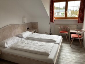 Basic Double or Twin Room | Desk, free WiFi, bed sheets - Bed and Breakfast Bulligan (Lindau)