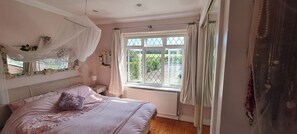 2 bedrooms, iron/ironing board, WiFi, bed sheets - Quaint bungalow with Swimming Pool and lovely garden (Maidenhead)