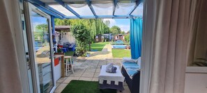 Interior - Quaint bungalow with Swimming Pool and lovely garden (Maidenhead)