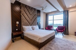 4 bedrooms, soundproofing, free WiFi - Penthouse by Shelton (Rawalpindi)