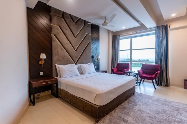 4 bedrooms, soundproofing, free WiFi - Penthouse by Shelton (Rawalpindi)