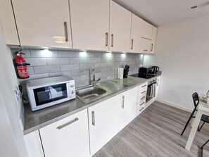 Frigorífico, microondas, horno y placa de cocina