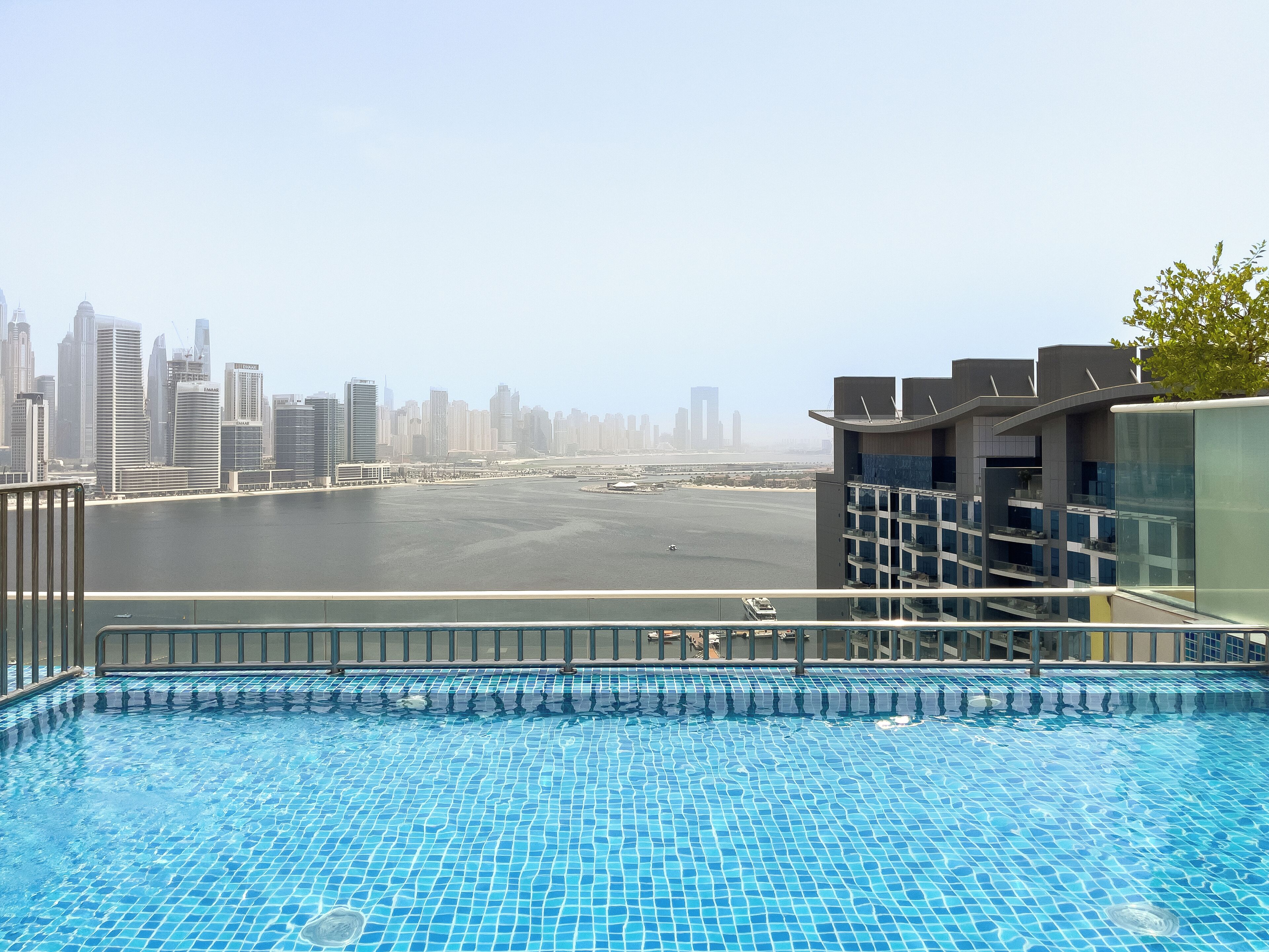 Ein Schwimmbad mit Blick auf die Stadt.