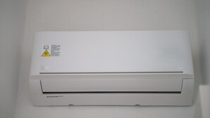 A white air conditioning unit mounted on a wall. - Das Halte Haus - Room 303 (Olbia)
