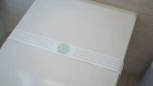 A white box with a label that reads "GARANZIA DI TRATTAMENTO IGIENICO DEL WATER HYGIENIC TREATMENT OF THE TOILET GUARANTEED HYGIENIC TREATMENT OF THE TOILET GARANTIZED". - Das Halte Haus - Room 302 (Olbia)