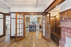 Interior - 13-Bed London Gem, Opposite Tube perfect for groups and families (London)