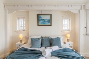5 bedrooms, iron/ironing board, WiFi, bed sheets - 13-Bed London Gem, Opposite Tube perfect for groups and families (London)