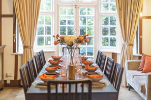 Dining - 13-Bed London Gem, Opposite Tube perfect for groups and families (London)