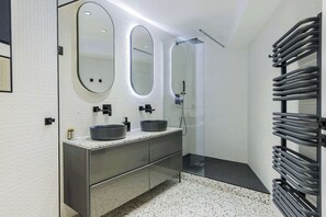 Shower, hair dryer, towels, shampoo