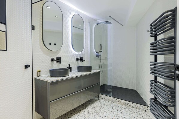 Shower, hair dryer, towels, shampoo