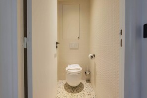 Douche, sèche-cheveux, serviettes fournies