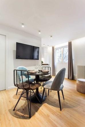 Dining - Charming apartment - 1BR/4P - Canal St Martin (Paris)