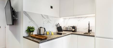 Refrigerador, microondas, horno y parrilla de estufa