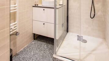 Een douche, een haardroger, handdoeken, shampoo