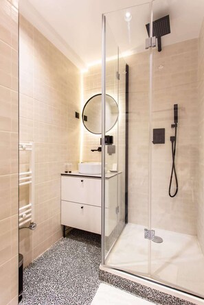 Shower, hair dryer, towels, shampoo - Charming apartment - 1BR/4P - Canal St Martin (Paris)