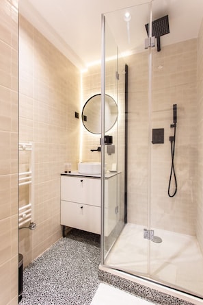 Shower, hair dryer, towels, shampoo - Charming apartment - 1BR/4P - Canal St Martin (Paris)