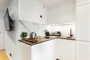 Coffee/tea maker, fridge, microwave, oven