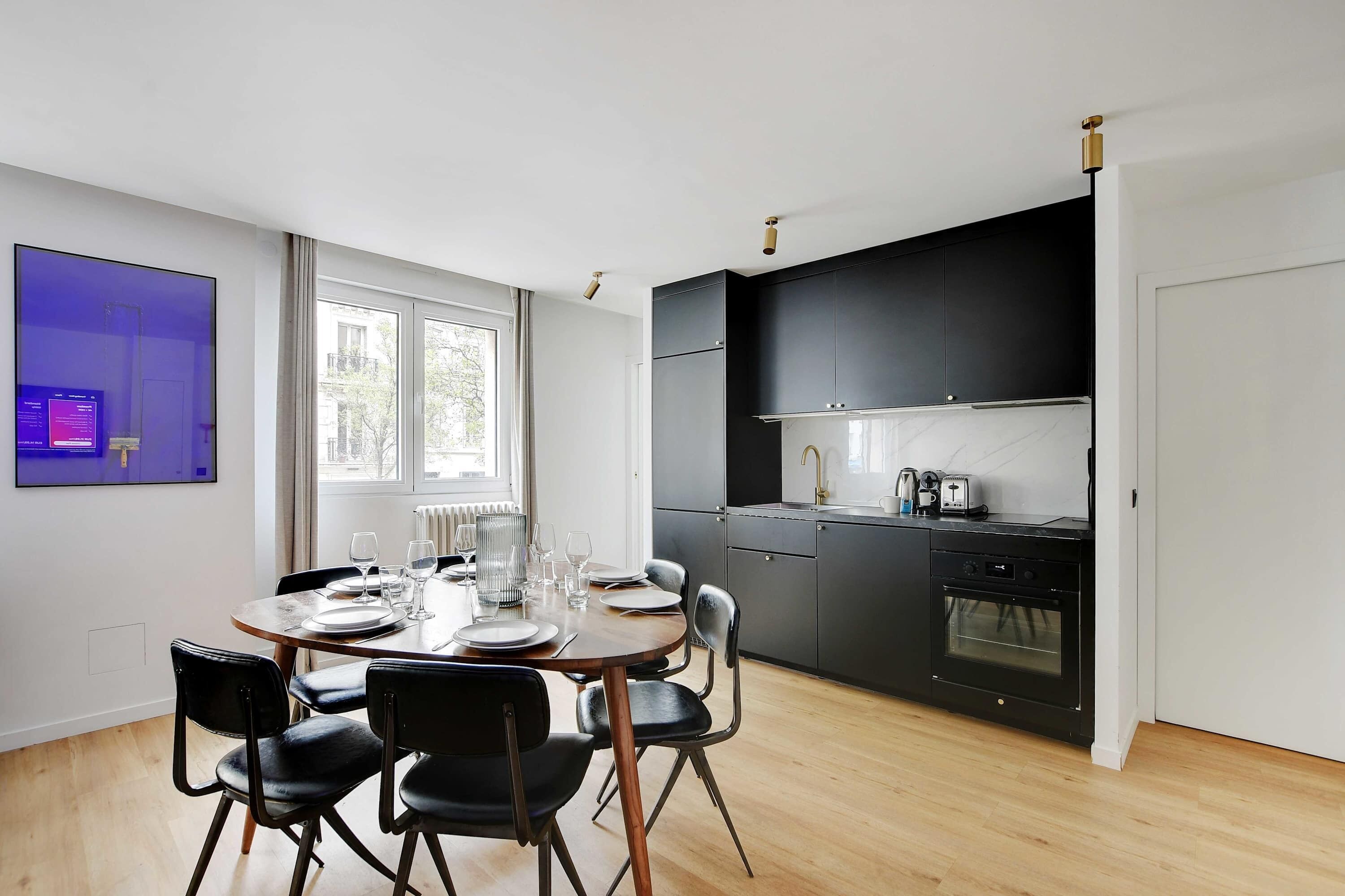 Frigorífico, microondas, placa de cocina y cafetera o tetera