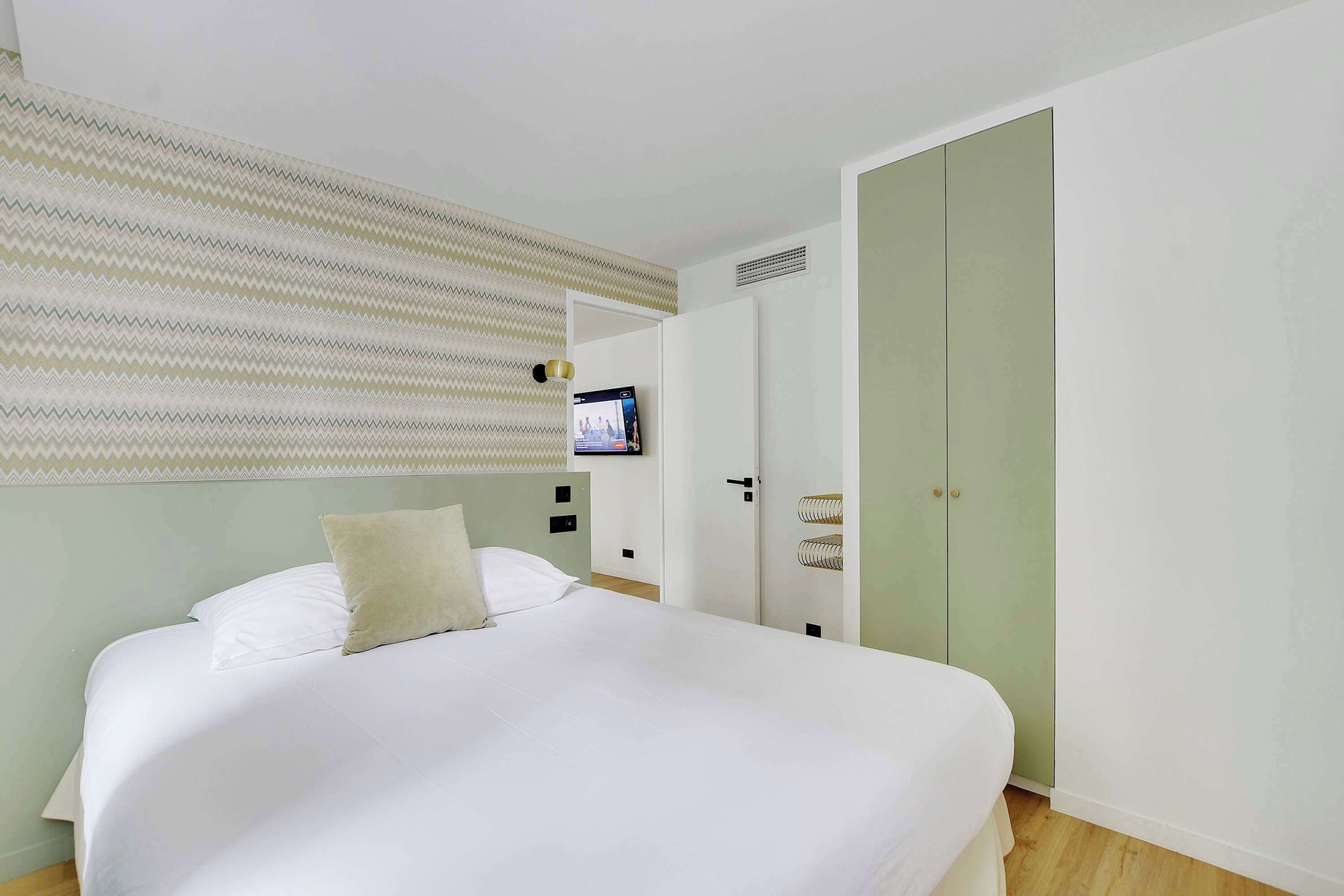 2 habitaciones, tabla de planchar con plancha, wifi y ropa de cama 