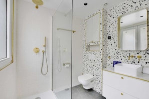Douche, sèche-cheveux, serviettes fournies, shampoing