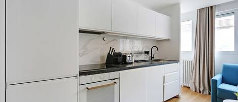 Frigorífico, microondas, horno y placa de cocina